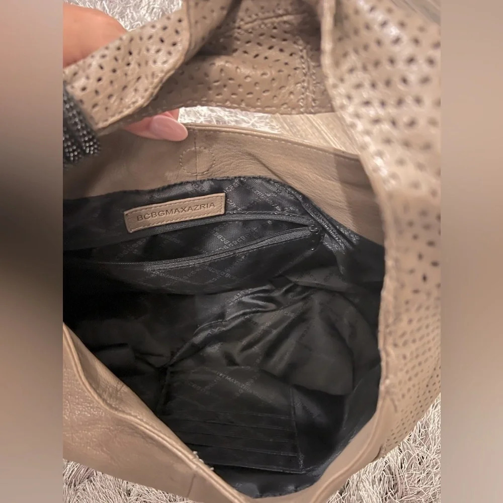 BCBG MAXAZRIA Faux Leather Grey Beige Shoulder Hobo Bag With Suede Fringe - Picture 5 of 5